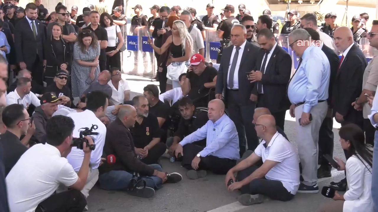 Siyasi parti temsilcilerinden Güvenpark’tan çıkarılan gazi ve şehit yakınlarına destek Güvenpark’ta sürdürdükleri oturma eyleminin 38’inci gününde polis müdahalesiyle parktan çıkarılarak