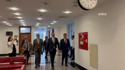 AK Parti heyeti, "çerçeve yasa" taslağına ilişkin CHP'yi TBMM'deki makamını