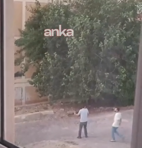 Şanlıurfa’da boşanma tartışması silahlı kavgaya dönüştü: 2 yaralı, 3 gözaltı Şanlıurfa’nın Eyyübiye ilçesinde boşanma nedeniyle aralarında anlaşmazlık bulunan taraflar arasında
