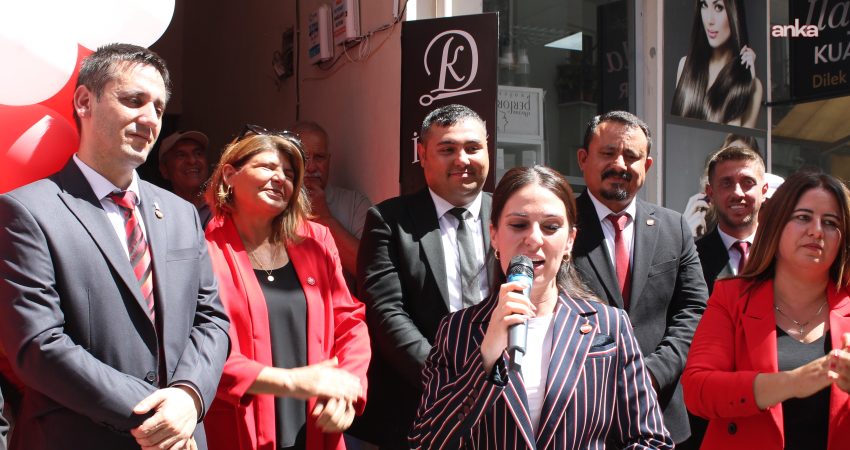 YENİ Parti Ortaca İlçe Başkanlığı binası açıldı… Gizem Özcan: “Halkın gücünün önünde kimse duramaz” YENİ Parti Ortaca İlçe Başkanlığı binası çok sayıda partilinin katılımıyla