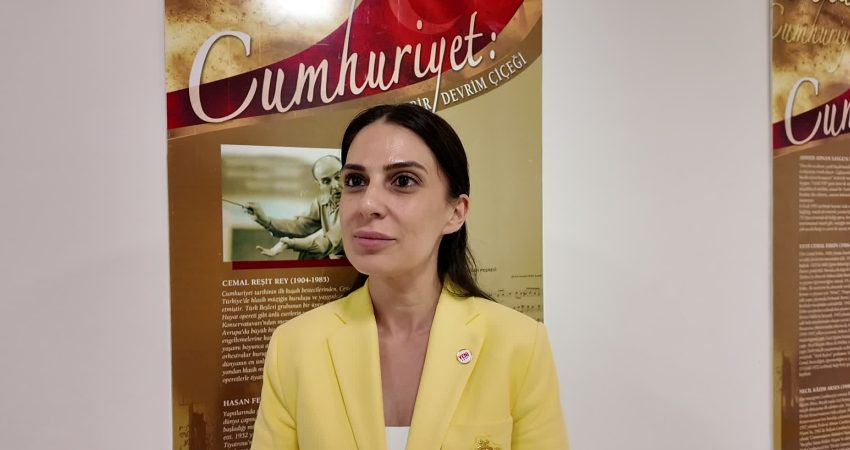 YENİ Partili Gizem Özcan’dan “çerçeve yasa” açıklaması: “Demokratikleşme olmadan toplumsal barış sağlanamaz” YENİ Parti Genel Başkan Yardımcısı Gizem Özcan, Milli Dayanışma ve Toplumsal