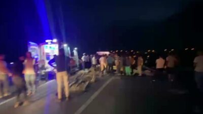Malatya’nın Yeşilyurt ilçesinde kontrolden çıkarak orta refüje çarpan otomobilin 17