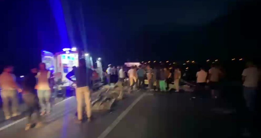 Malatya’nın Yeşilyurt ilçesinde kontrolden çıkarak orta refüje çarpan otomobilin 17