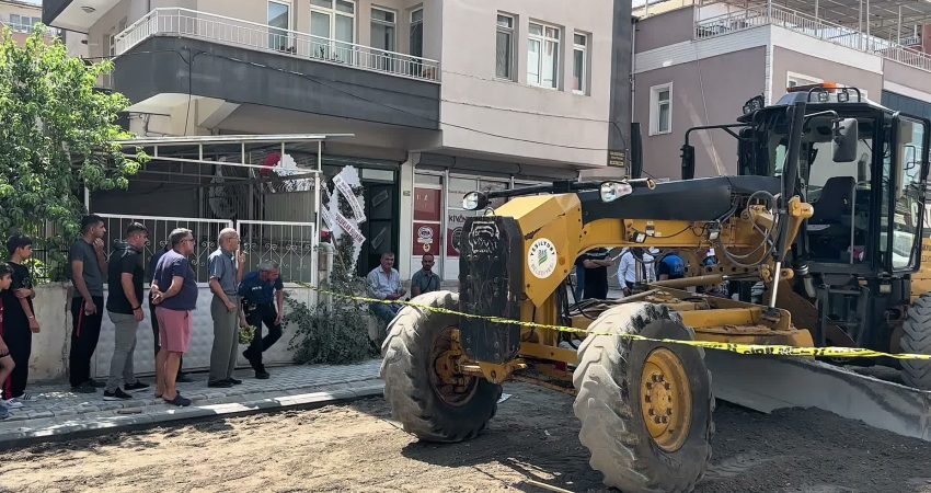 Malatya’nın Yeşilyurt ilçesinde asfalt çalışması sırasında greyderin altında kalan 50