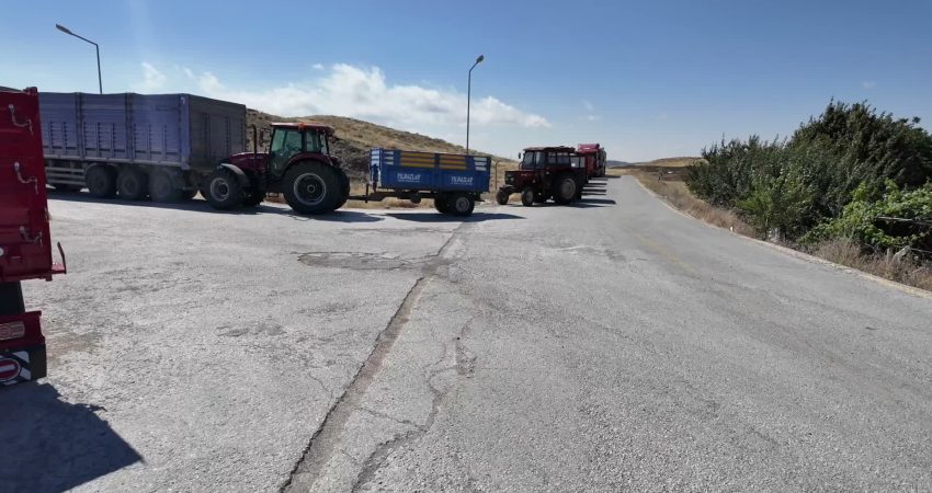 Yozgat’ta rekolte yüksek oldu, ambarlar doldu, hububat toprağa gömülmeye başlandı Türkiye'nin önemli tarım bölgelerinden Yozgat'ta mevsiminde yağan yağışlar, hububat üretimine