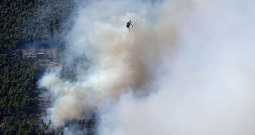Yunanistan’ın başkenti Atina’nın batısındaki Psatha bölgesinde orman yangınına müdahale eden