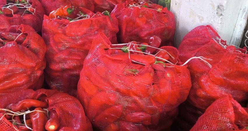 Yurttaşlardan salçalık biber fiyatlarına tepki Osmaniye'nin Kadirli ilçesinde salçalık biber alan vatandaşlar, geçen yıla göre