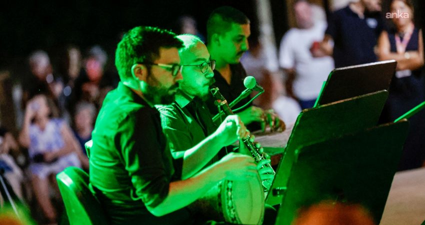 İzmir'de “Zeytin Altı” konserleri kapsamında düzenlenen “Gece Makamı” konseri, Türk Sanat