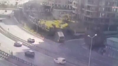 Zeytinburnu sahil yolunda seyir halindeki bir otomobilin aniden şerit değiştirmesi