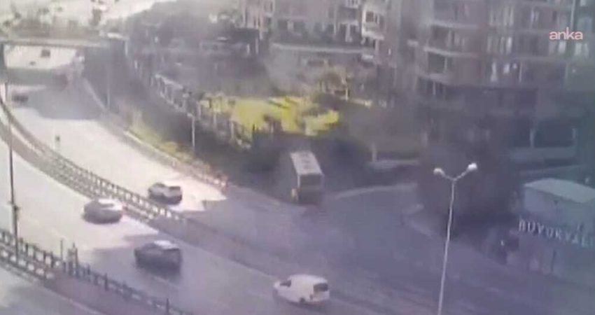 Zeytinburnu sahil yolunda seyir halindeki bir otomobilin aniden şerit değiştirmesi