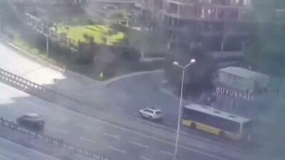 Zeytinburnu sahil yolunda seyir halindeki bir otomobilin aniden şerit değiştirmesi