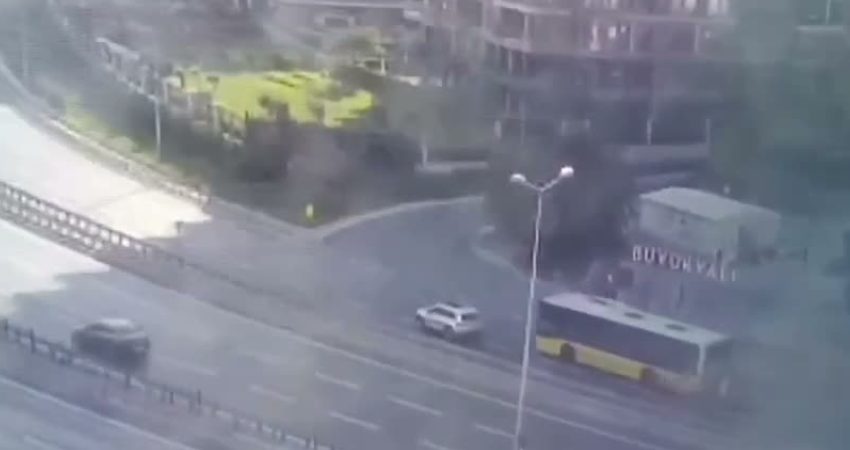 Zeytinburnu sahil yolunda seyir halindeki bir otomobilin aniden şerit değiştirmesi