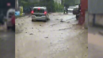 Zonguldak'ın Alaplı ilçesinde etkili olan sağanak yağış, ulaşımda aksamalara neden