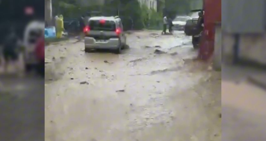 Zonguldak'ın Alaplı ilçesinde etkili olan sağanak yağış, ulaşımda aksamalara neden