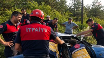 Zonguldak'ın Karadeniz Ereğli ilçesinde işçi servisi ile otomobilin çarpışması sonucu
