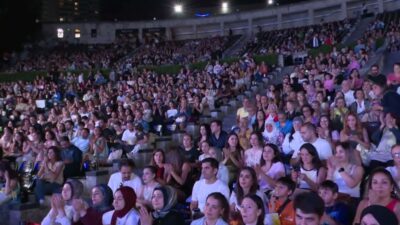 16 kadın sanatçı, Harbiye Cemil Topuzlu Açık Hava Tiyatrosu’nda üniversiteli