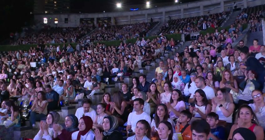 16 kadın sanatçı, Harbiye Cemil Topuzlu Açık Hava Tiyatrosu’nda üniversiteli