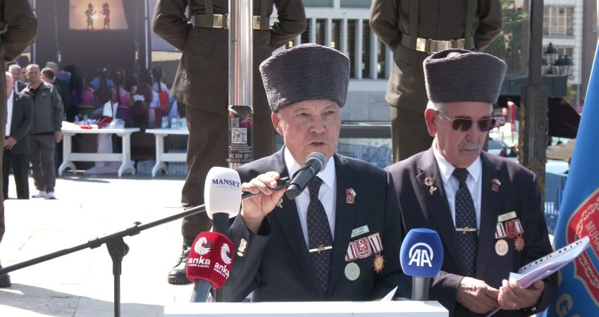 19 Eylül Gaziler Günü dolayısıyla Ulus'taki Atatürk Anıtı önünde tören