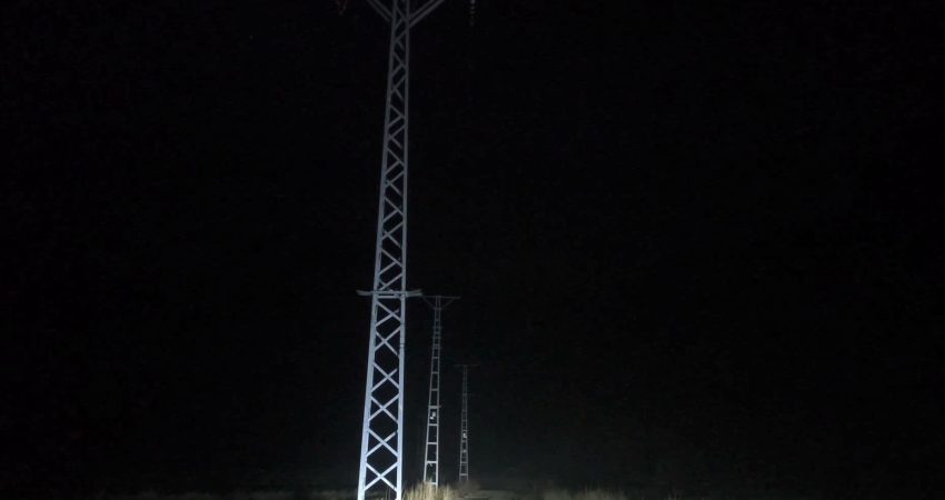 Osmaniye'nin Kadirli ilçesine bağlı Değirmendere Köyü'nde elektrikleri olmayan vatandaşlar, "mum