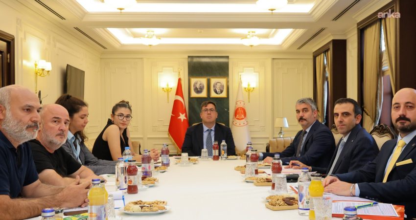 Adalet Bakanlığı önünde 11 gündür adalet nöbeti sürdüren Adalet Peşinde