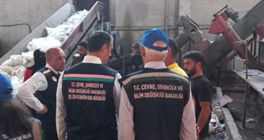 Çevre, Şehircilik ve İklim Değişikliği Bakanlığı ekipleri, Akdeniz’deki mikroplastik kirliliğine
