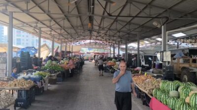 Mazota gelen zam Adana'nın Kozan ilçesi semt pazarında fiyatlara yansıtıldı.