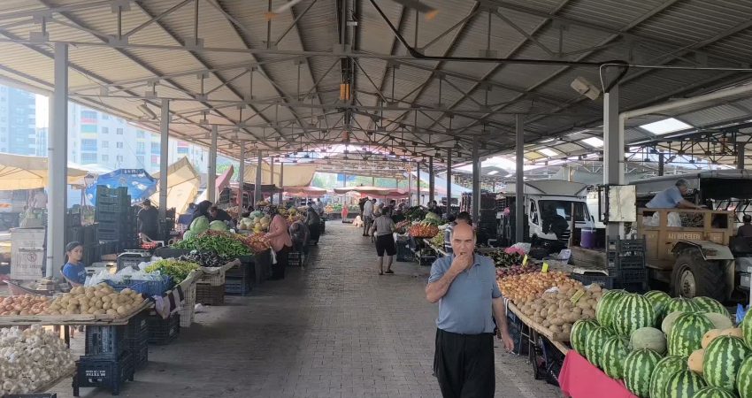 Mazota gelen zam Adana'nın Kozan ilçesi semt pazarında fiyatlara yansıtıldı.
