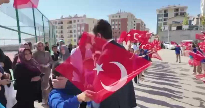 Adıyaman Belediye Başkanı Tutdere, ilk ders zili heyecanına ortak oldu Adıyaman Belediye Başkanı Abdurrahman Tutdere, 2026-2027 eğitim öğretim yılı "İlköğretim