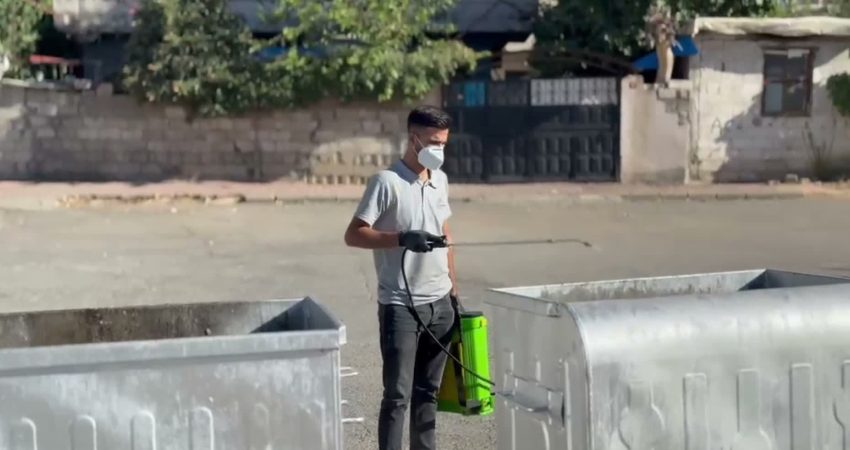 Adıyaman Belediyesi, kent genelinde üç ayrı ekiple ilaçlama çalışması yapıyor Adıyaman Belediyesi Park ve Bahçeler Müdürlüğü bünyesinde görev yapan üç