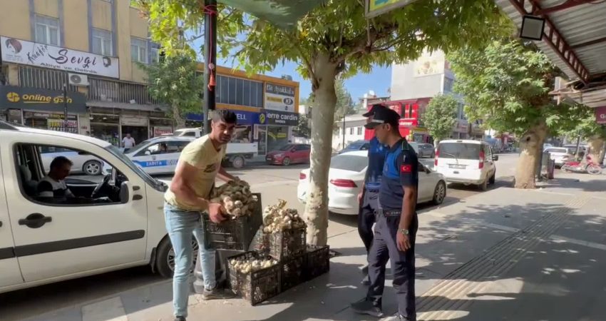 Adıyaman Belediyesi Zabıta Müdürlüğü ekipleri, kaldırımların yayalar tarafından güvenli ve