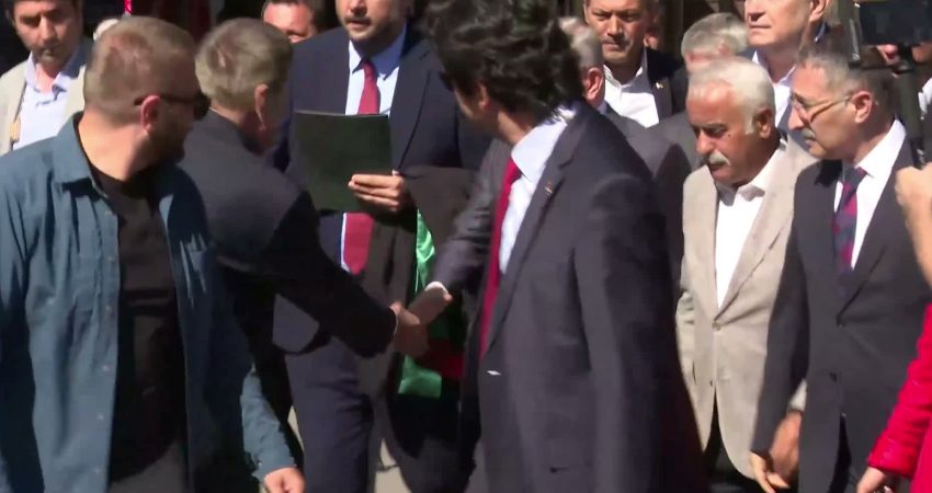 Ahmet Davutoğlu, “Cumhurbaşkanına hakaret” soruşturmasında ifade vermek için Ankara Adliyesi’ne geldi Ankara Cumhuriyet Başsavcılığı’nın “Cumhurbaşkanına hakaret” suçlamasıyla hakkında soruşturma başlattığı eski