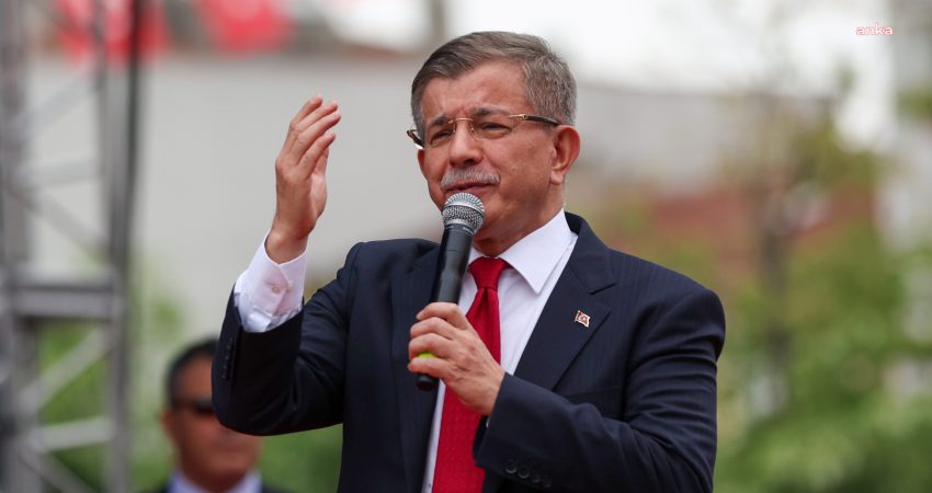 Eski Başbakan Ahmet Davutoğlu, hakkında "Cumhurbaşkanına hakaret" suçlamasıyla yürütülen soruşturma