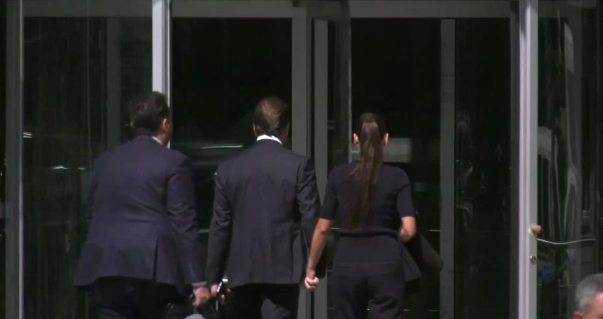 Ahmet ve Hülya Gökçek, yurt dışına kayıt dışı para aktarımı soruşturmasında için adliyede Eski Ankara Büyükşehir Belediye Başkanı İbrahim Melih Gökçek'in ailesinin Almanya'da
