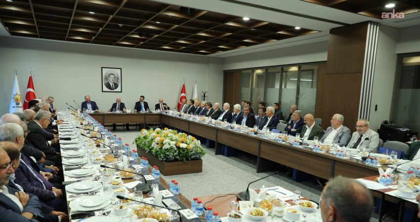 AK Parti Genel Başkanvekili Elitaş, geçmiş dönem milletvekilleriyle bir araya geldi AK Parti Genel Başkanvekili Mustafa Elitaş, partisinin geçmiş dönem milletvekilleriyle