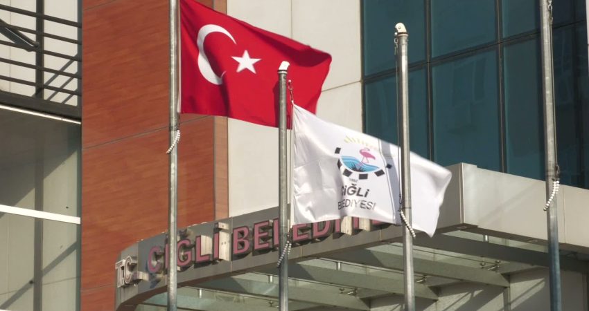 Çiğli Belediye Başkanı Onur Emrah Yıldız'ın partisinden istifa ederek AK