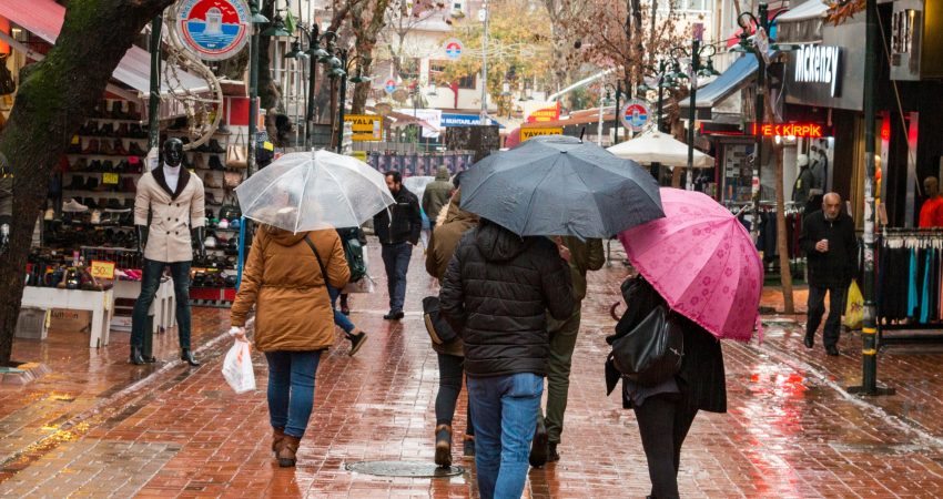 AKOM, yarın sabahtan itibaren İstanbul’da şiddetli yağışların beklendiğini, sıcaklıkların 6-8