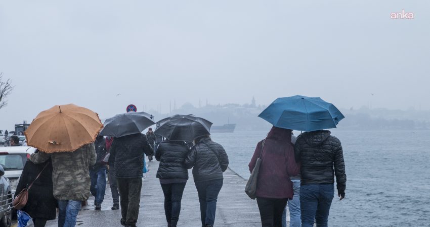 AKOM’dan yeni uyarı: Çarşamba gecesine kadar yer yer çok kuvvetli yağış geçişleri bekleniyor AKOM, İstanbul ve çevresi için yeni bir yağış uyarısı yaptı.