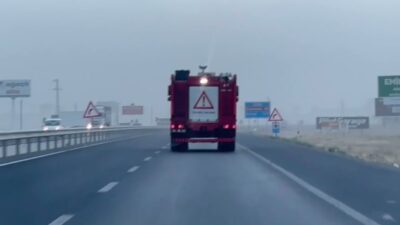 Aksaray-Konya karayolunda etkili olan şiddetli toz fırtınası görüş mesafesini neredeyse