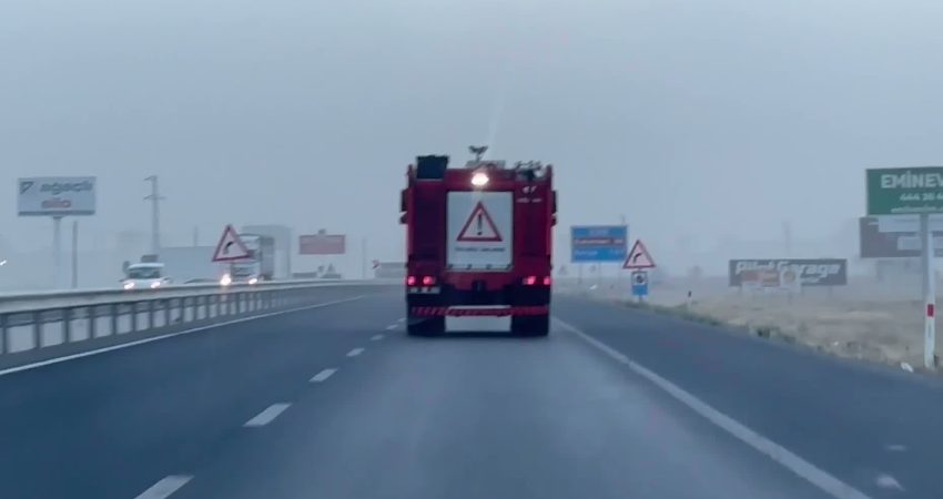 Aksaray-Konya karayolunda toz fırtınası zincirleme kazaya yol açtı: 16 yaralı Aksaray-Konya karayolunda etkili olan şiddetli toz fırtınası görüş mesafesini neredeyse