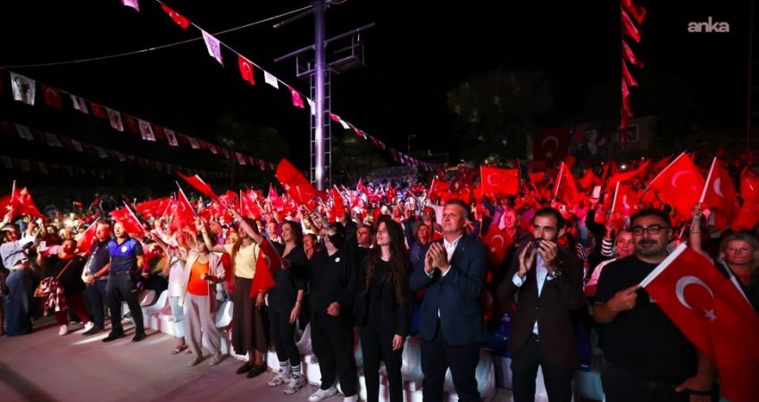 Alaçatı’nın kurtuluşunun 104. yılı törenlerle kutlandı Alaçatı’nın düşman işgalinden kurtuluşunun yıl dönümünde konuşan Çeşme Belediye Başkanı