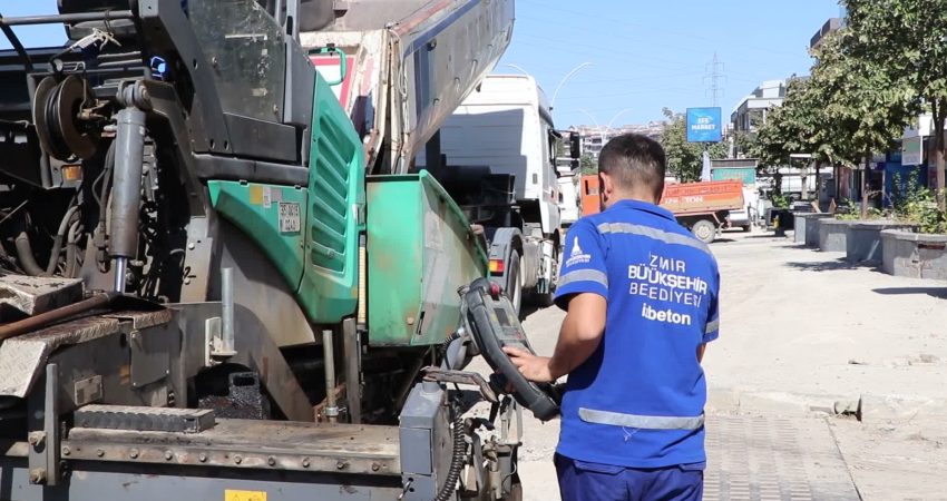 İzmir Büyükşehir Belediyesi, kent merkezindeki çalışmalarını çevre ilçelerdeki yol yatırımlarıyla