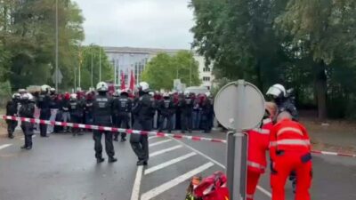 Almanya’nın Köln kentinde savaş karşıtı protestoda eylemciler, askeri kışla girişini
