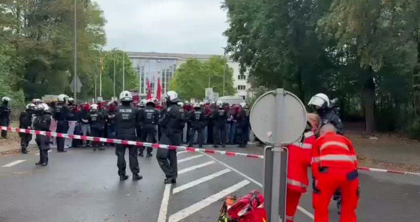 Almanya’nın Köln kentinde savaş karşıtı protestoda eylemciler, askeri kışla girişini