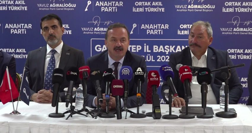 Anahtar Parti Genel Başkanı Ağıralioğlu Gaziantep’te konuştu: Cumhurbaşkanı Erdoğan’ın BM’deki ikazlarını Türkiye için de istiyoruz Anahtar Parti Genel Başkanı Yavuz Ağıralioğlu, Cumhurbaşkanı Recep Tayyip Erdoğan'ın,