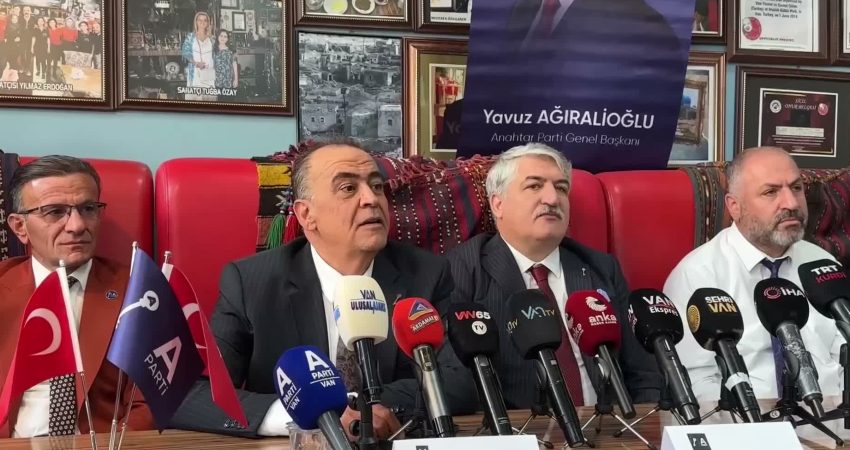Anahtar Parti’den Öcalan tepkisi: “Teröristsiz Türkiye’ye evet, Öcalan’ın lider gösterilmesine hayır” Anahtar Parti Genel Başkan Yardımcısı Özcan Güngör, Van’da basın mensuplarıyla