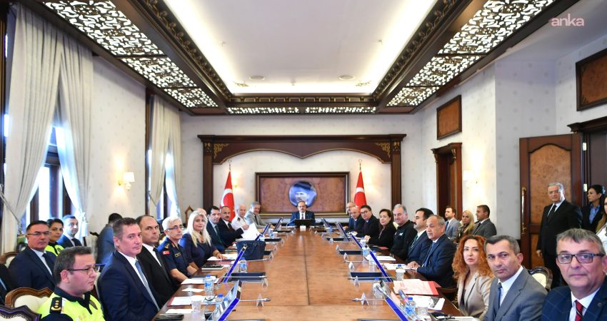 Ankara Valisi Yakup Canbolat başkanlığında “okul güvenliği” toplantısı yapıldı Ankara Valisi Yakup Canbolat başkanlığında, 2026-2027 eğitim-öğretim yılı öncesinde "okul