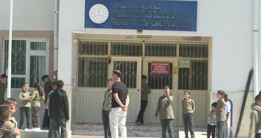 Antalya Büyükşehir Belediyesi’nin Mobil Kuaför TIR’ı, yeni eğitim öğretim yılının