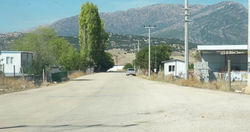 Antalya Büyükşehir Belediyesi’nden Elmalılı üzüm üreticilerine makine desteği Antalya Büyükşehir Belediyesi, Elmalı ilçesinde üzüm üretimi yapan çiftçilere hasat