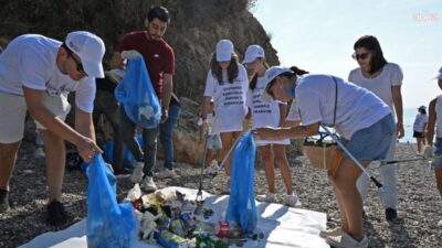 Antalya Büyükşehir Belediyesi, Dünya Kıyı Temizliği Günü dolayısıyla gönüllülerin katılımıyla