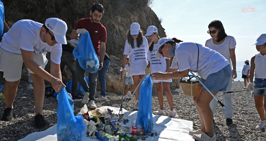 Antalya Büyükşehir Belediyesi, Dünya Kıyı Temizliği Günü dolayısıyla gönüllülerin katılımıyla